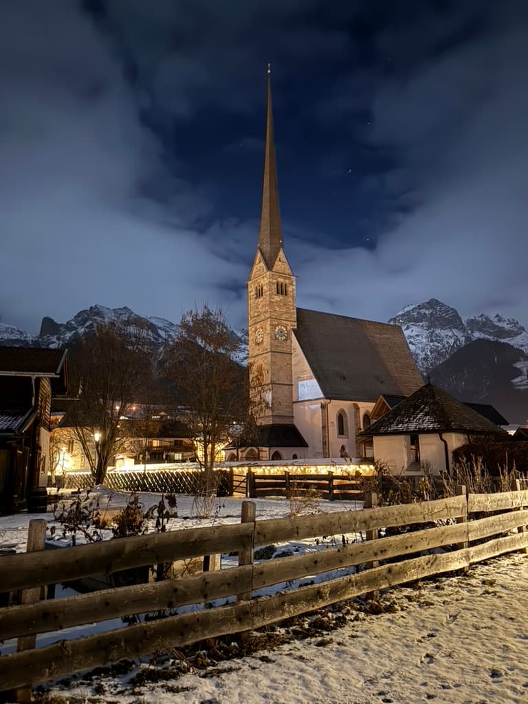 Het verlichte kerkje op een winteravond