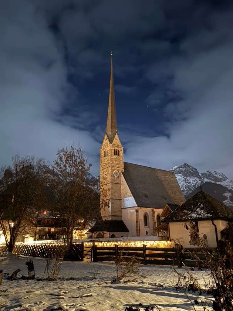 Het kerkje onder een nachtelijke hemel