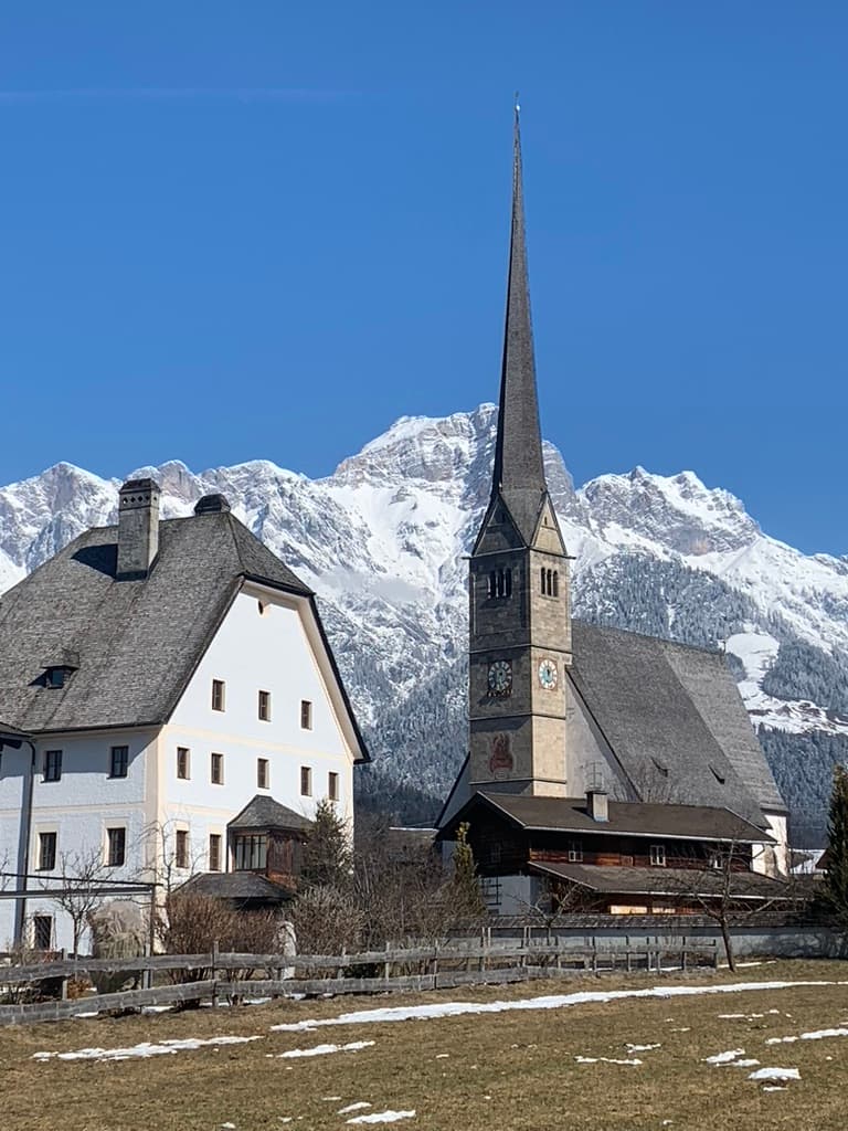Het kerkje van Maria Alm in de winter