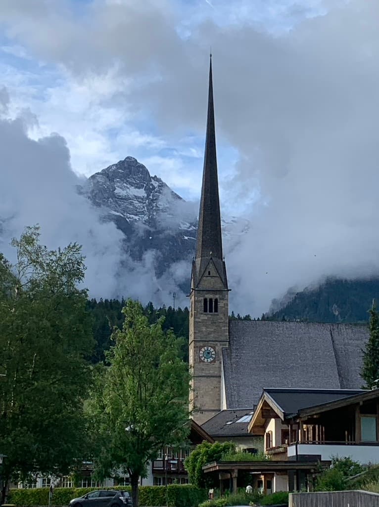 Het kerkje van Maria Alm in de zomer